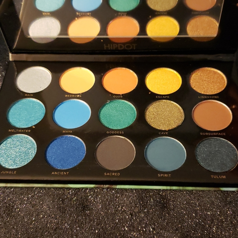 Hipdot Eyeshadow Palette